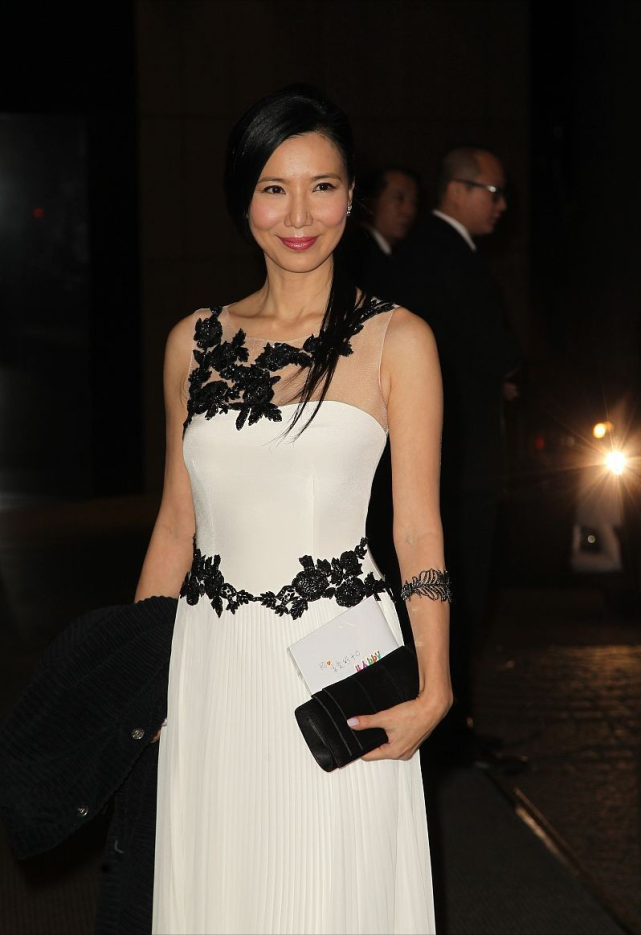 关秀媚到老也这么美55岁状态挺自然穿白色上衣看着素雅大气