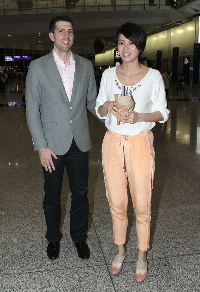 梁咏琪快1米8的身高真加分,长针织衫配阔腿裤,身形看着挺高级|针织衫