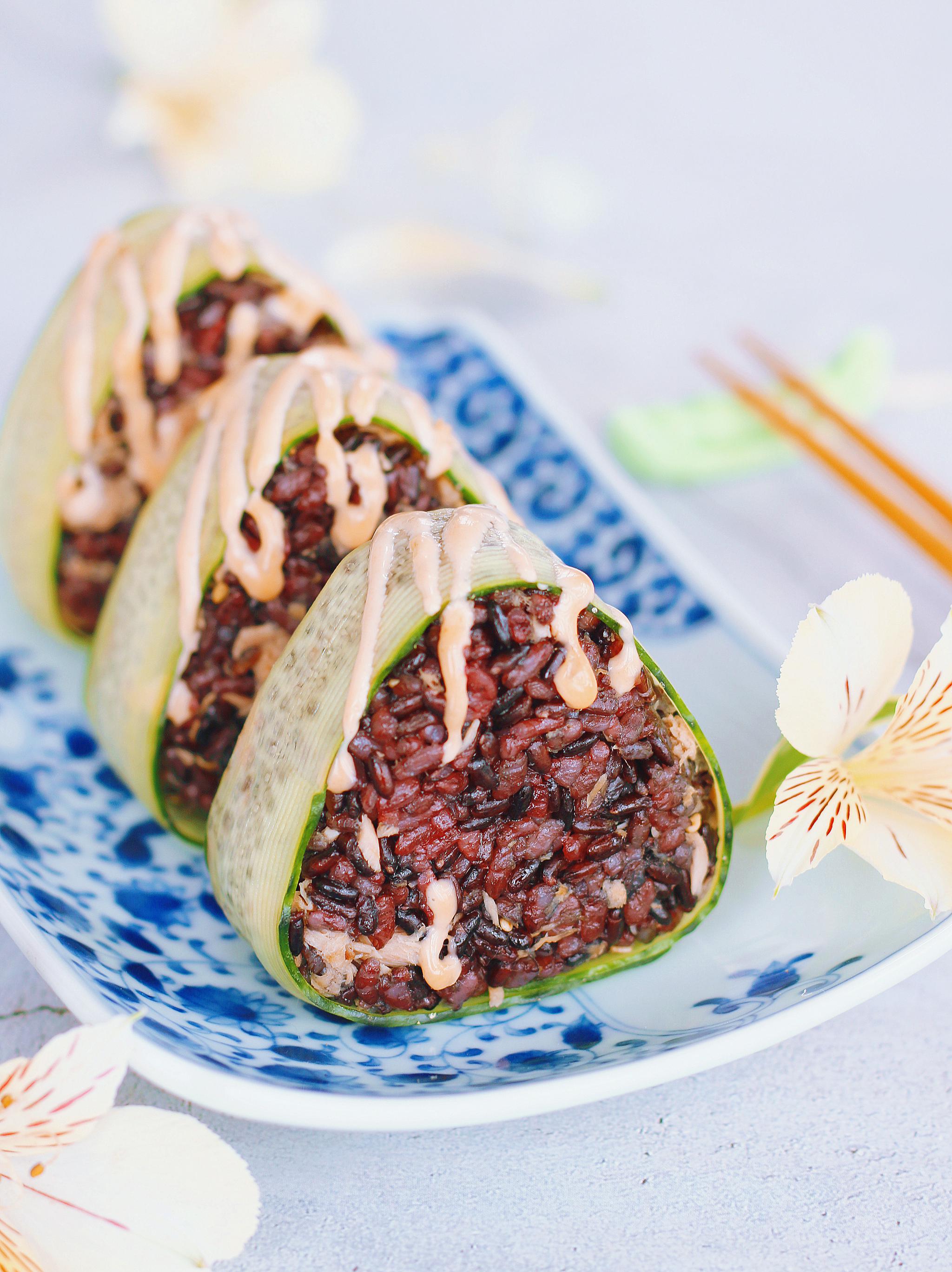 金枪鱼搭配紫米制作成饭团口感香甜又好吃