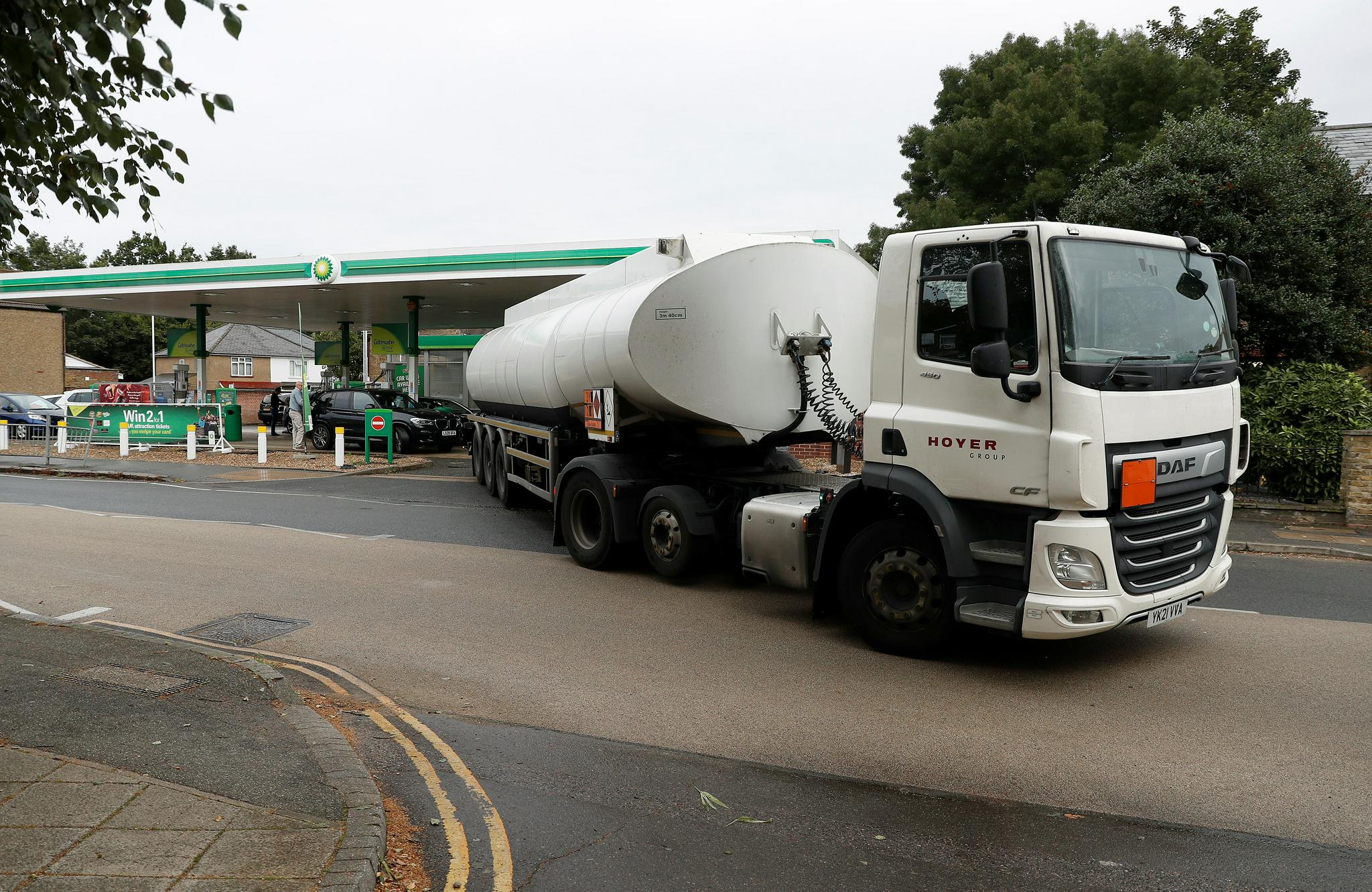 9月30日,油罐车行驶在英国卢顿的高速公路上.