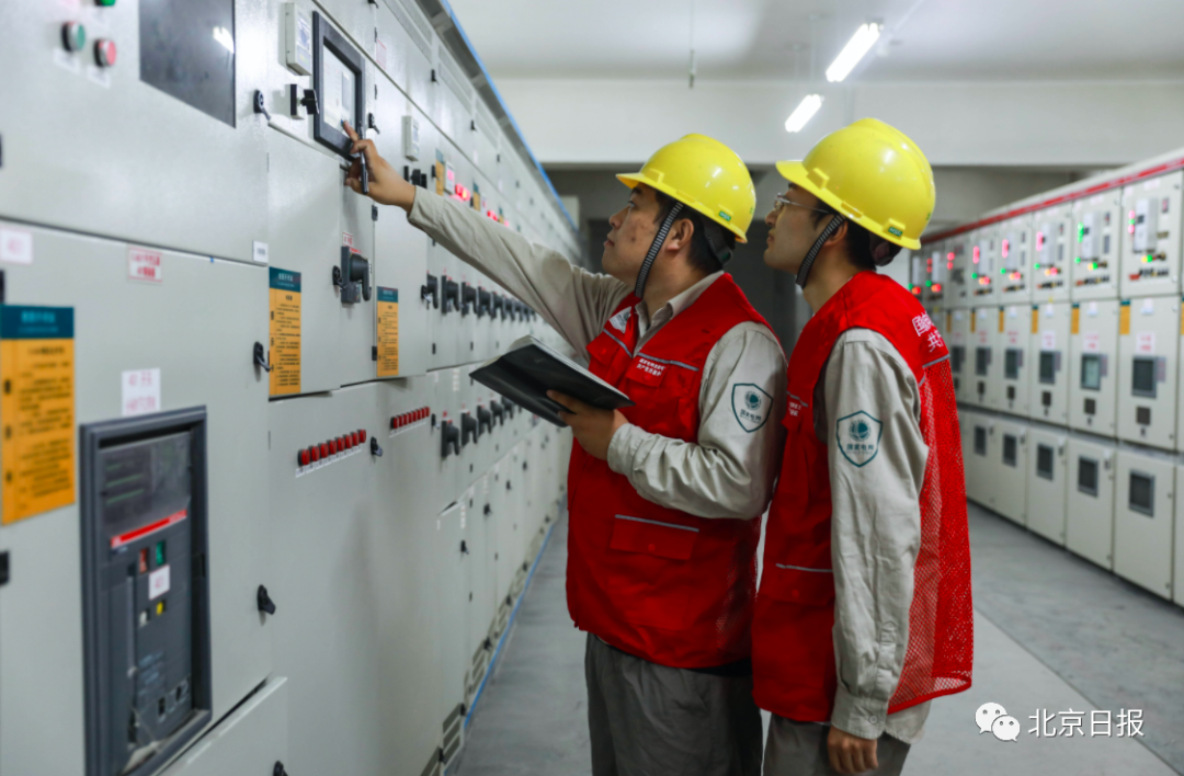 国网北京亦庄供电公司运维人员进行国庆前巡视检查,保障居民客户过节