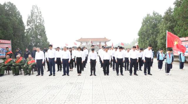 今天，鲜花献给英烈！阳曲县党政军民向人民英雄敬献花篮休闲区蓝鸢梦想 - Www.slyday.coM