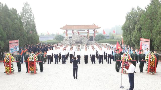 今天，鲜花献给英烈！阳曲县党政军民向人民英雄敬献花篮休闲区蓝鸢梦想 - Www.slyday.coM