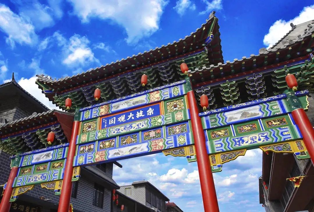 看高空杂技,赏奇幻魔术,还可以亲身体验哟……长官杂技小镇带你国庆嗨