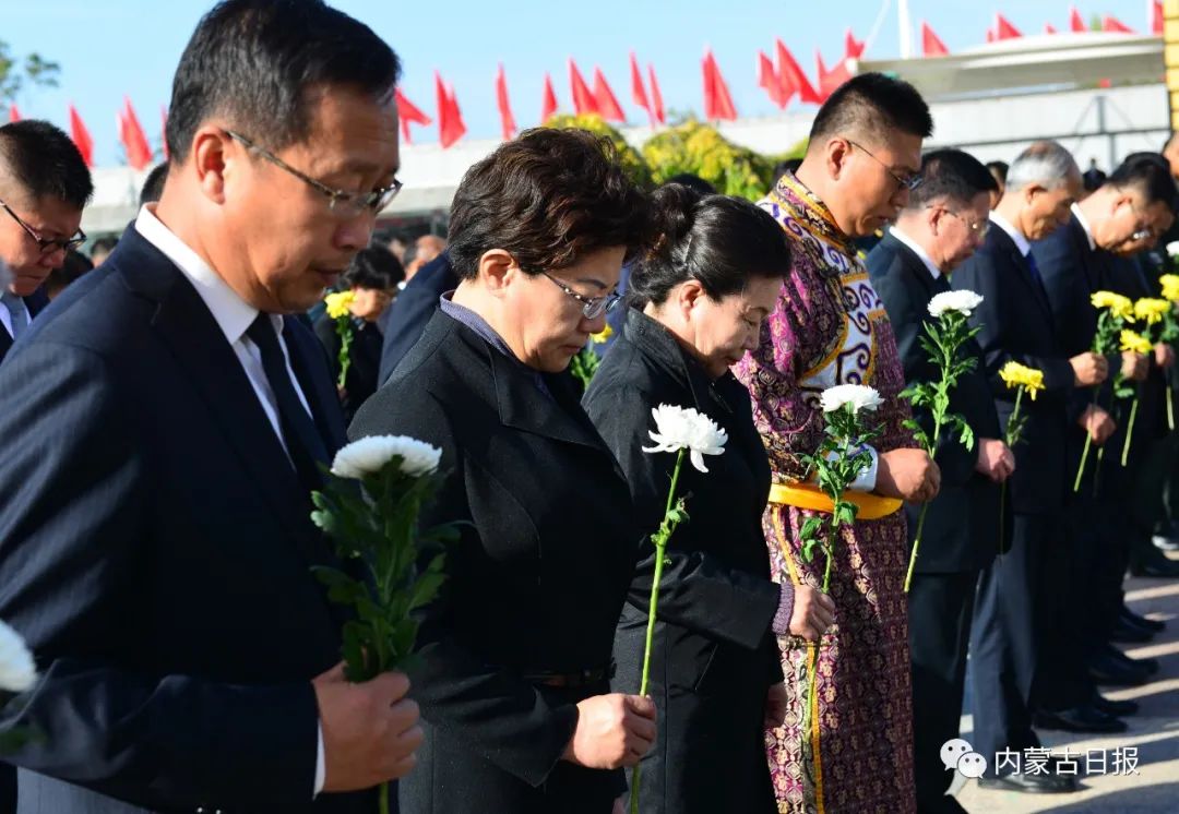 自治区领导和首府各族各界代表向人民英雄敬献花篮 石泰峰王莉霞李秀领参加休闲区蓝鸢梦想 - Www.slyday.coM