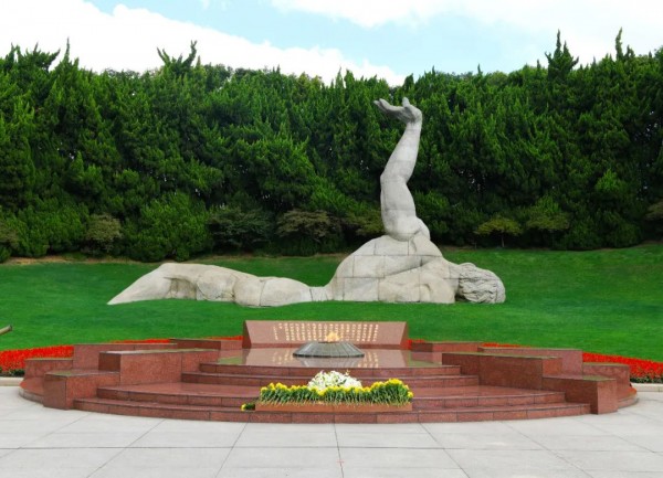 缅怀革命先烈、弘扬英雄精神！李强等今天向人民英雄敬献花篮休闲区蓝鸢梦想 - Www.slyday.coM