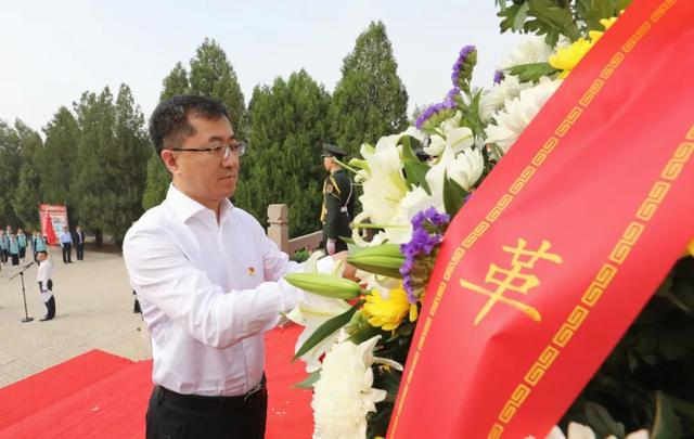 今天，鲜花献给英烈！阳曲县党政军民向人民英雄敬献花篮休闲区蓝鸢梦想 - Www.slyday.coM