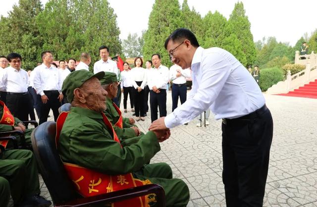 今天，鲜花献给英烈！阳曲县党政军民向人民英雄敬献花篮休闲区蓝鸢梦想 - Www.slyday.coM