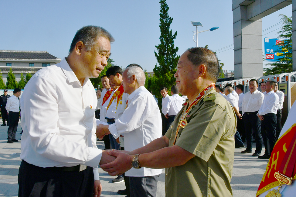 【鲜花献英烈 哀思祭忠魂】我县举行2021年烈士纪念日向烈士敬献花篮
