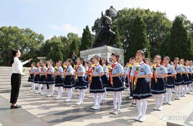 我市隆重举行向英雄烈士敬献花篮活动 张家胜李军杰张社教洪再林参加并瞻仰烈士纪念碑休闲区蓝鸢梦想 - Www.slyday.coM