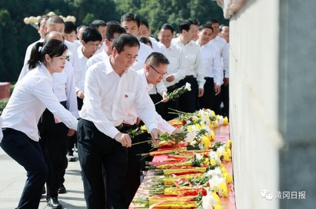 我市隆重举行向英雄烈士敬献花篮活动 张家胜李军杰张社教洪再林参加并瞻仰烈士纪念碑休闲区蓝鸢梦想 - Www.slyday.coM