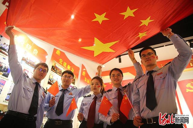 邯郸魏县：我和国旗合个影休闲区蓝鸢梦想 - Www.slyday.coM