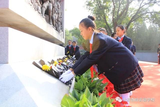 太原杏岭实验学校师生参加省城各界向烈士纪念碑敬献花篮仪式休闲区蓝鸢梦想 - Www.slyday.coM