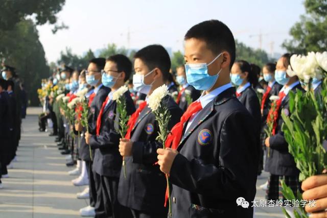 太原杏岭实验学校师生参加省城各界向烈士纪念碑敬献花篮仪式休闲区蓝鸢梦想 - Www.slyday.coM