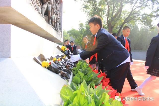 太原杏岭实验学校师生参加省城各界向烈士纪念碑敬献花篮仪式休闲区蓝鸢梦想 - Www.slyday.coM