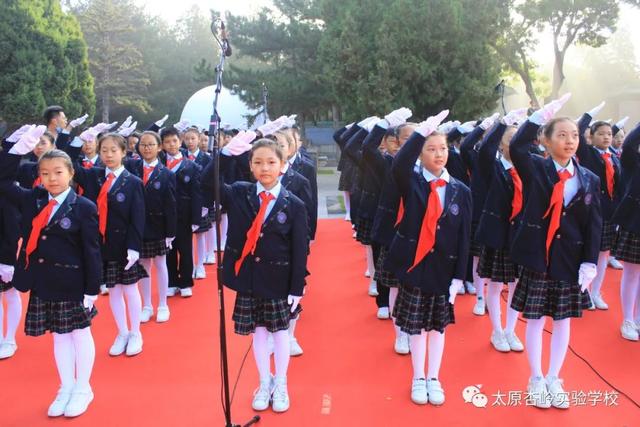 太原杏岭实验学校师生参加省城各界向烈士纪念碑敬献花篮仪式休闲区蓝鸢梦想 - Www.slyday.coM