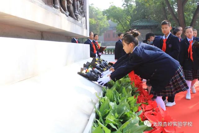 太原杏岭实验学校师生参加省城各界向烈士纪念碑敬献花篮仪式休闲区蓝鸢梦想 - Www.slyday.coM
