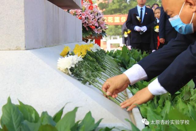 太原杏岭实验学校师生参加省城各界向烈士纪念碑敬献花篮仪式休闲区蓝鸢梦想 - Www.slyday.coM