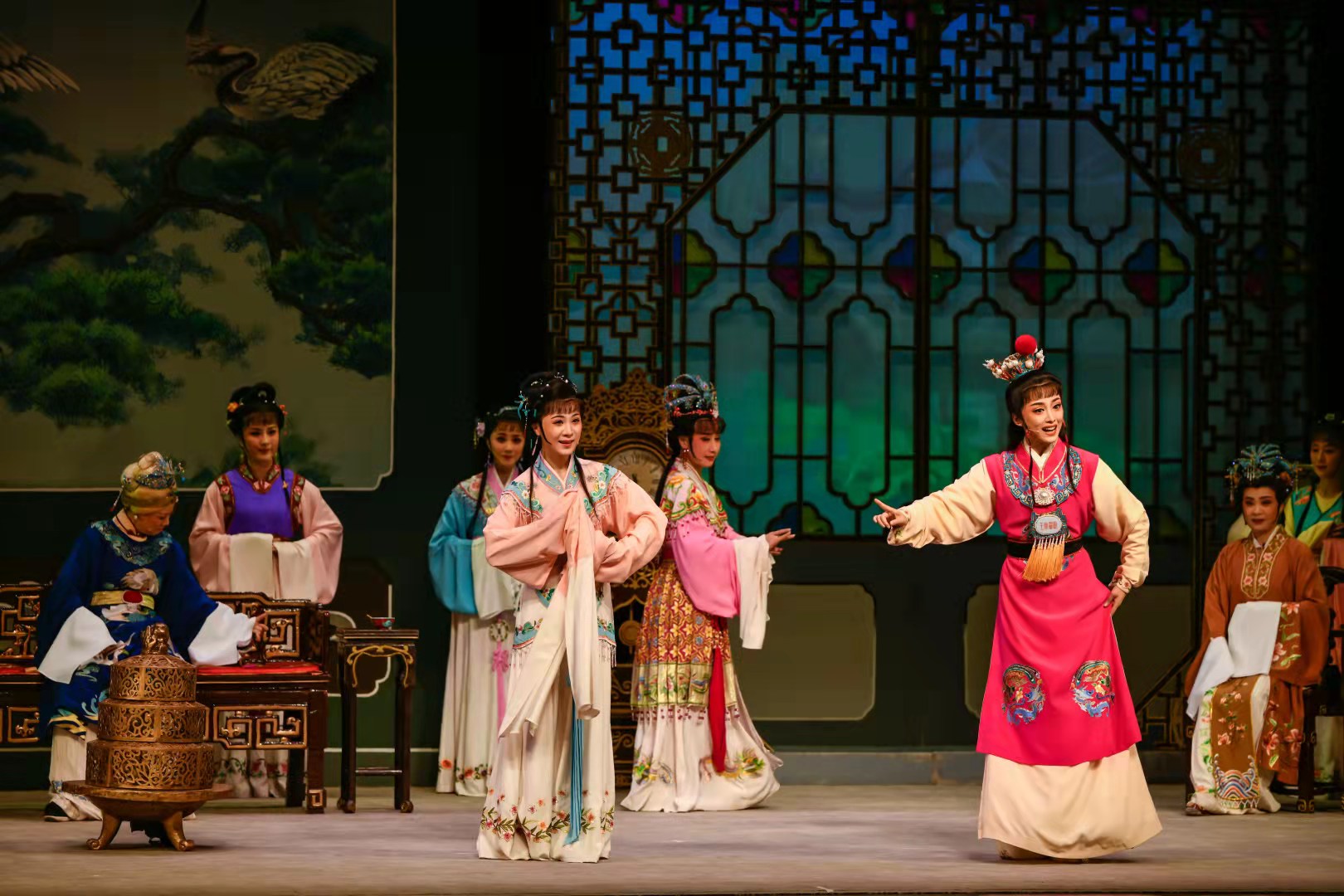 几代演员驻场梦终成真上海越剧院开启首轮红楼梦演出季