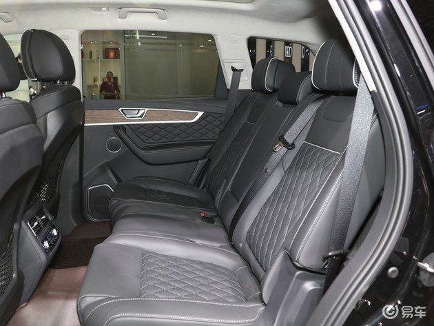 2022款红旗hs7对第二排座椅做了更多优化,将座椅r点后移80mm,空间