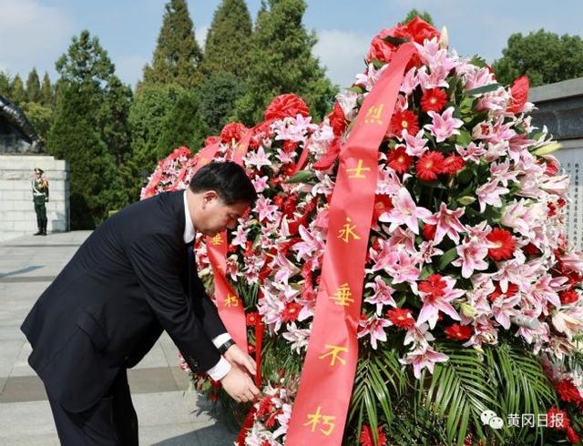 我市隆重举行向英雄烈士敬献花篮活动 张家胜李军杰张社教洪再林参加并瞻仰烈士纪念碑休闲区蓝鸢梦想 - Www.slyday.coM