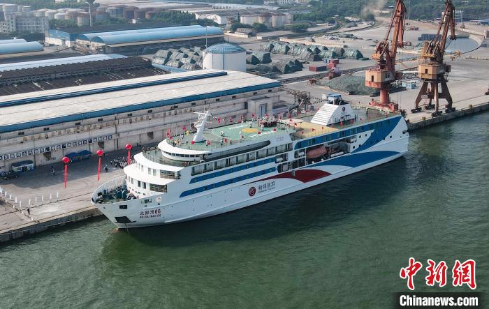 "北部湾66"靠泊北海石步岭港区 王伟臣 摄