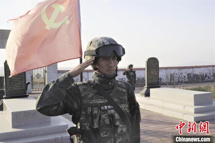 特战队员向烈士墓碑行军礼. 郑威琛 摄