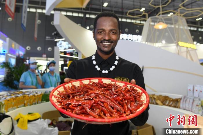 卢旺达参展商展示当地的特产干辣椒。杨华峰 摄