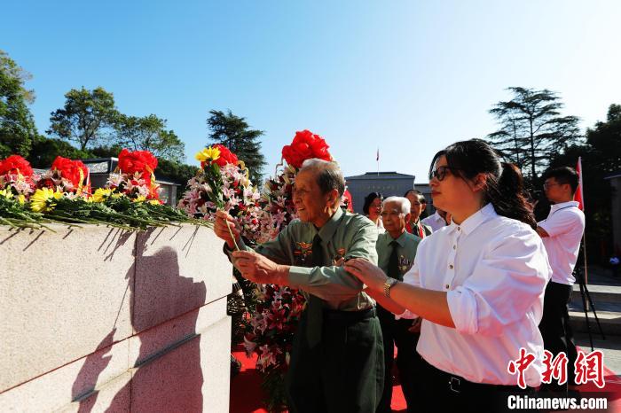 老战士向革命烈士献花 良伟 摄