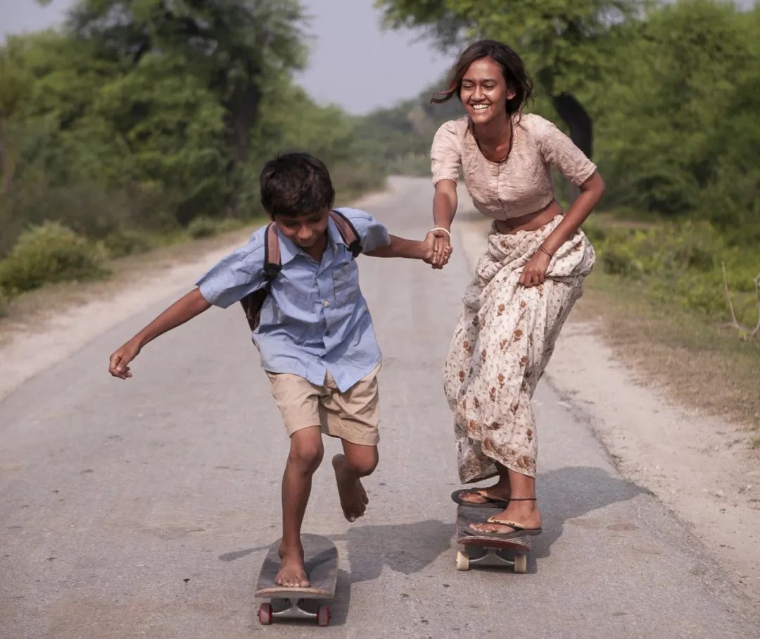 一块滑板改变一个女孩,甚至一个社区|印度_新浪新闻