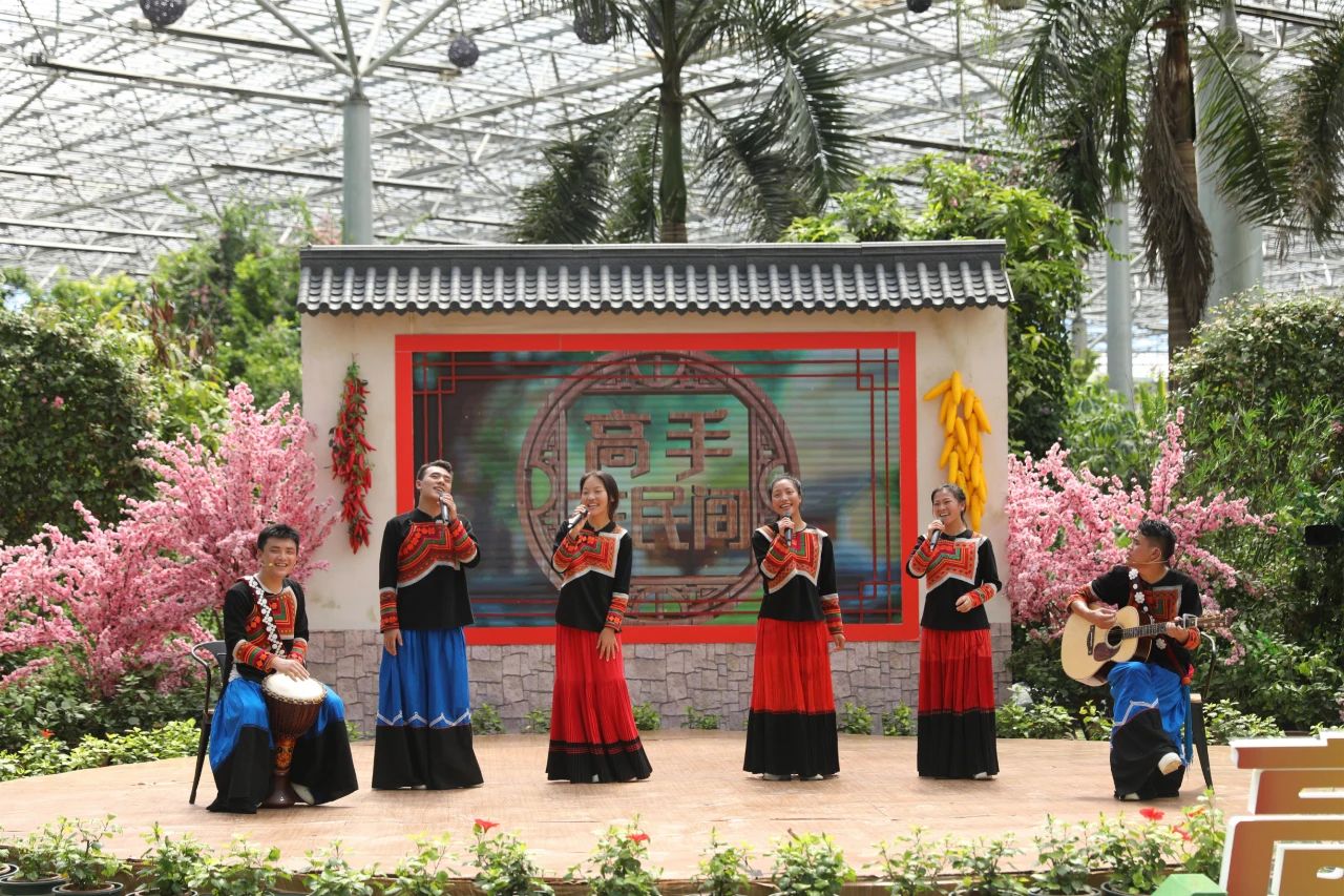 乡村大舞台她用一双巧手把泥巴捏成花让人难辨真假