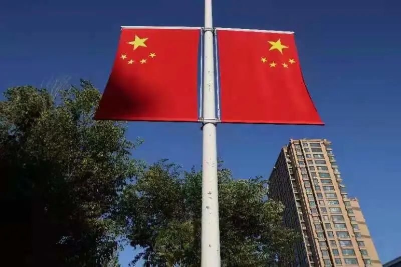 我和我的祖国（4）｜喜迎国庆悬挂国旗 道外城区多条街路绽放“中国红”休闲区蓝鸢梦想 - Www.slyday.coM