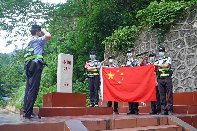 广西戍边民警描红界碑迎祖国华诞