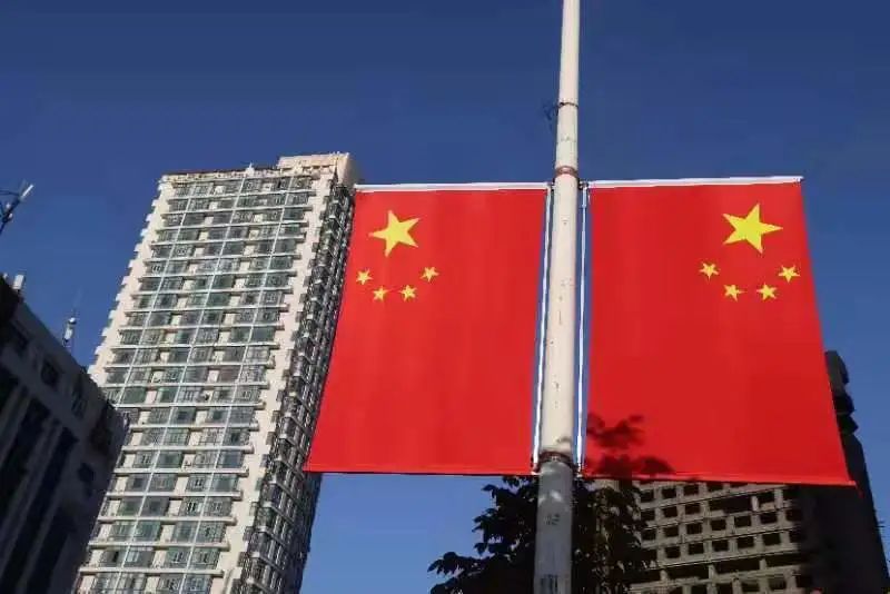 我和我的祖国（4）｜喜迎国庆悬挂国旗 道外城区多条街路绽放“中国红”休闲区蓝鸢梦想 - Www.slyday.coM