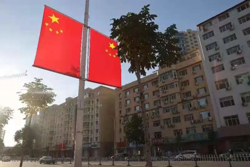 我和我的祖国（4）｜喜迎国庆悬挂国旗 道外城区多条街路绽放“中国红”休闲区蓝鸢梦想 - Www.slyday.coM