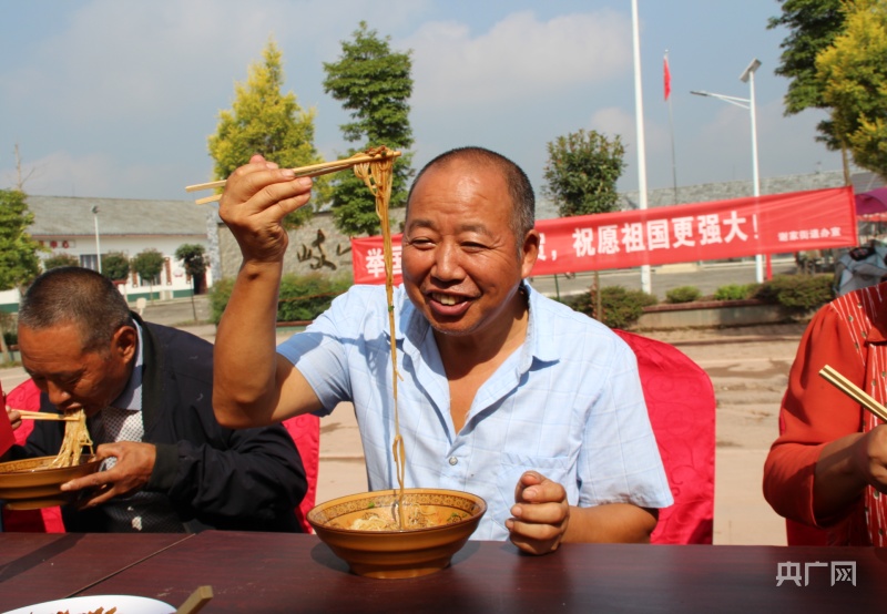 同享“幸福面”   眉山彭山村民祝福国泰民安休闲区蓝鸢梦想 - Www.slyday.coM