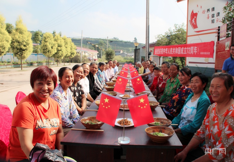 同享“幸福面”   眉山彭山村民祝福国泰民安休闲区蓝鸢梦想 - Www.slyday.coM