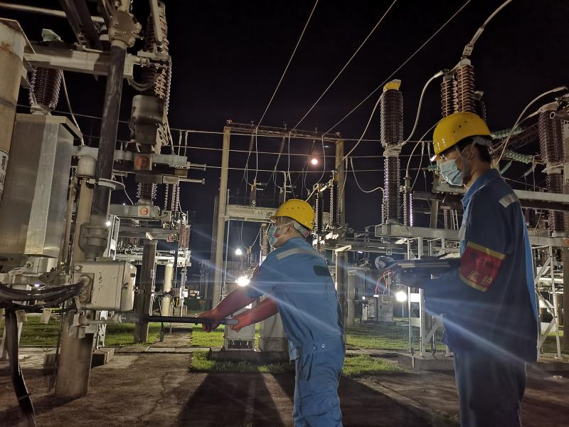南方电网深圳供电局员工正对变电站设备进行巡检，以保证其安全稳定运行。余龙龙 摄