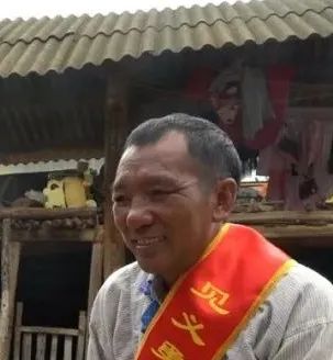 有人落水，70岁的他毫不犹豫带着儿子跳下水库救人！给这对父子点赞！休闲区蓝鸢梦想 - Www.slyday.coM