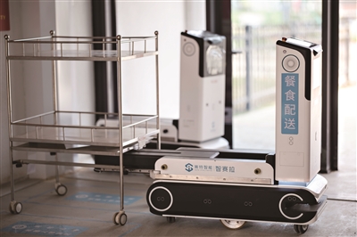广州国际健康驿站的送餐机器人