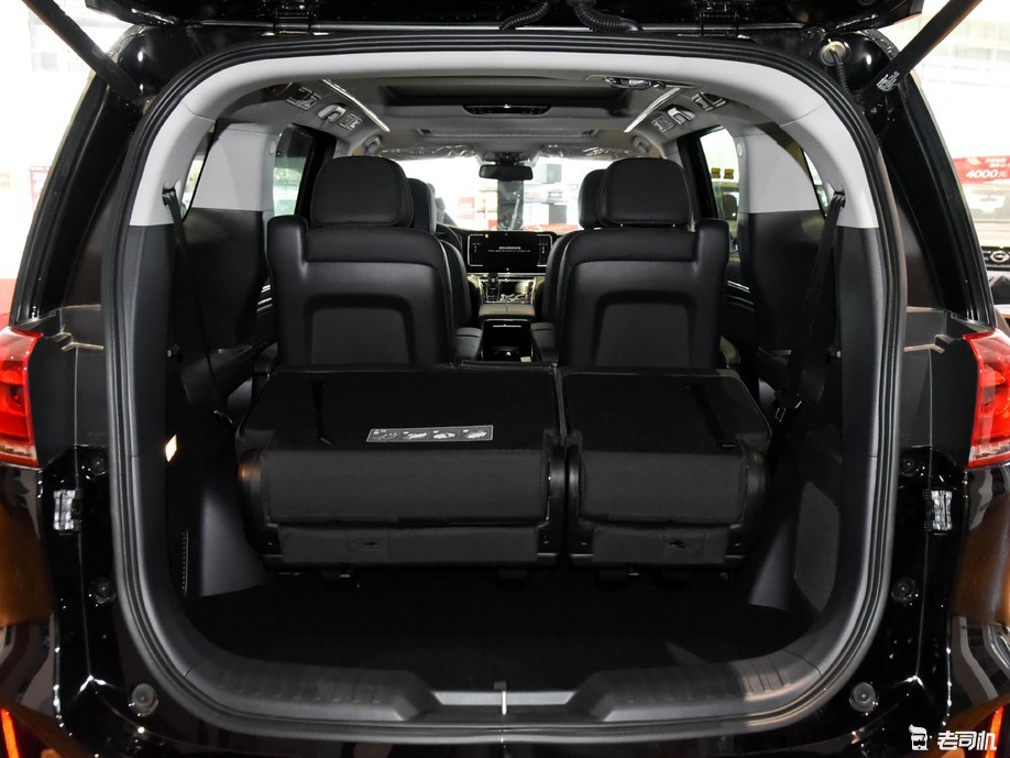 传祺m8 2021款 大师系列 390t 至尊版后备厢空间表现尚可,还可以放倒