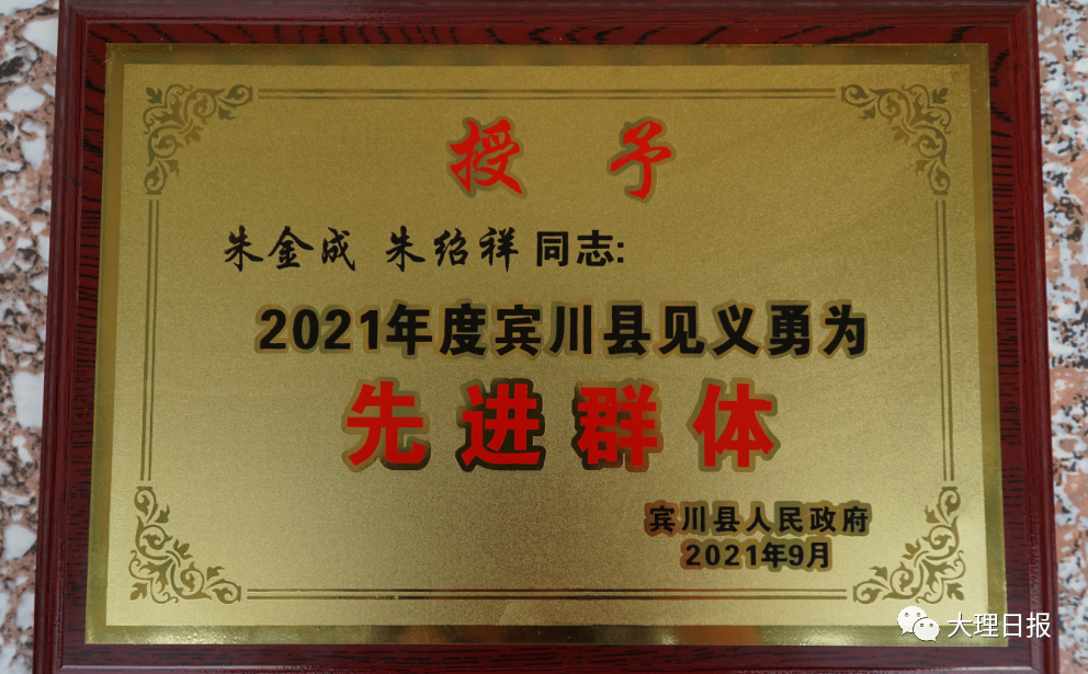 有人落水，70岁的他毫不犹豫带着儿子跳下水库救人！给这对父子点赞！休闲区蓝鸢梦想 - Www.slyday.coM