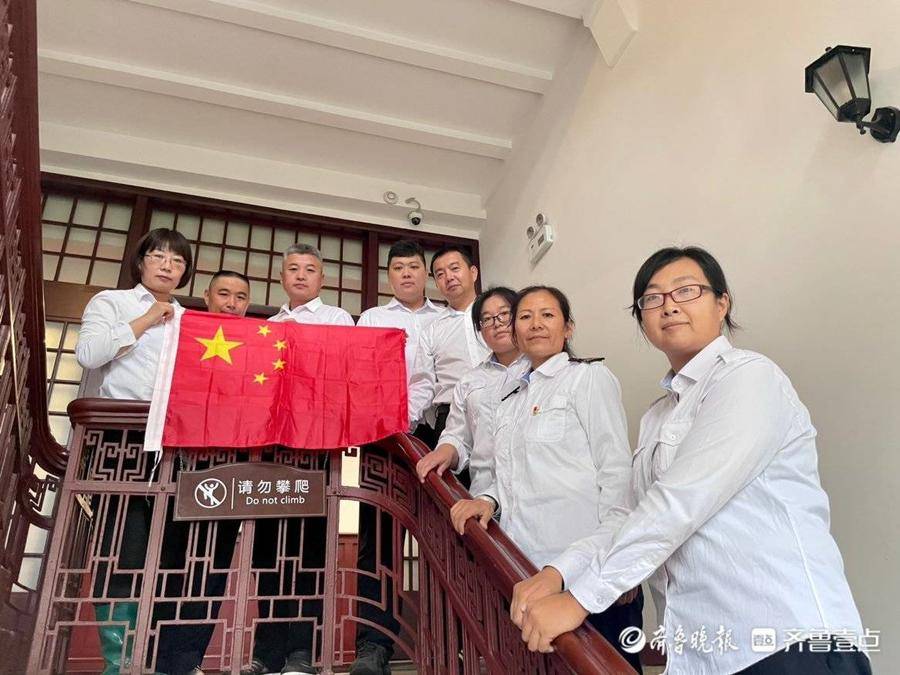 我和国旗合个影休闲区蓝鸢梦想 - Www.slyday.coM