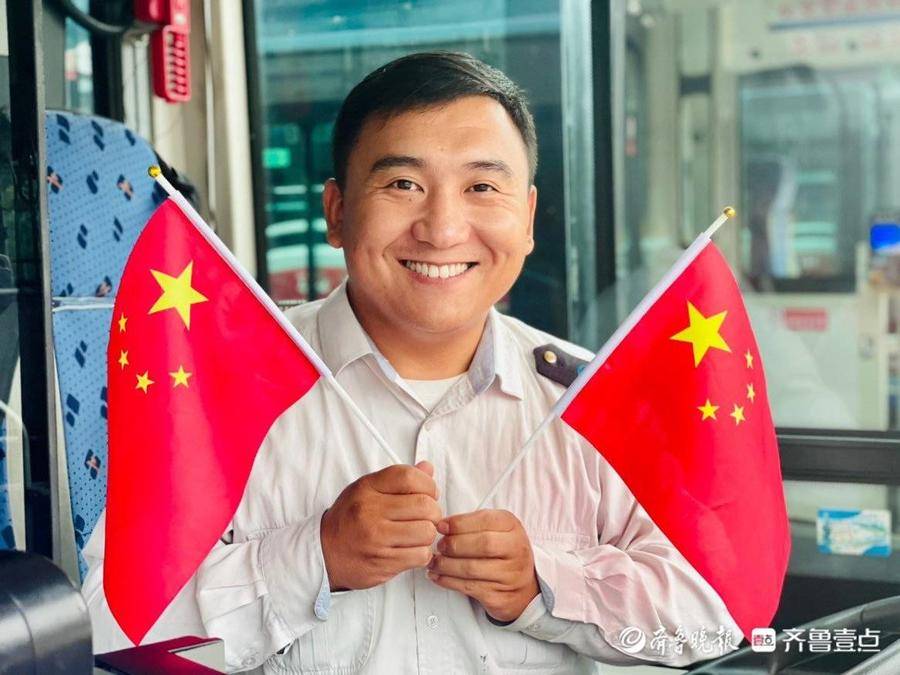 我和国旗合个影休闲区蓝鸢梦想 - Www.slyday.coM