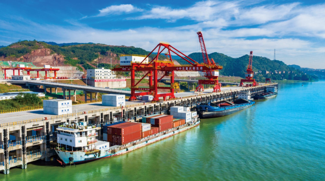 重庆新生港开港万吨级船舶从这里通江达海