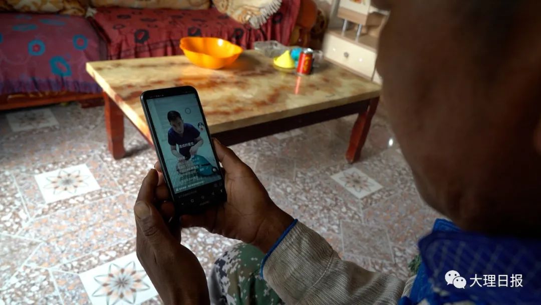 有人落水，70岁的他毫不犹豫带着儿子跳下水库救人！给这对父子点赞！休闲区蓝鸢梦想 - Www.slyday.coM