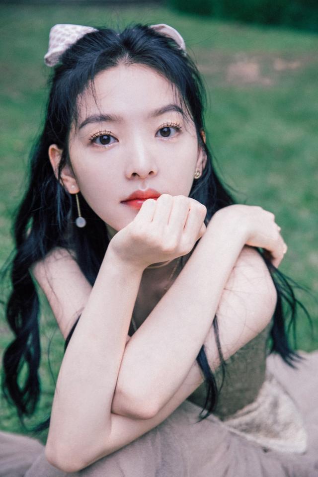 章若楠真是高配版初恋脸,穿抹胸裙仍显清纯甜美,感觉又恋爱了|纱裙