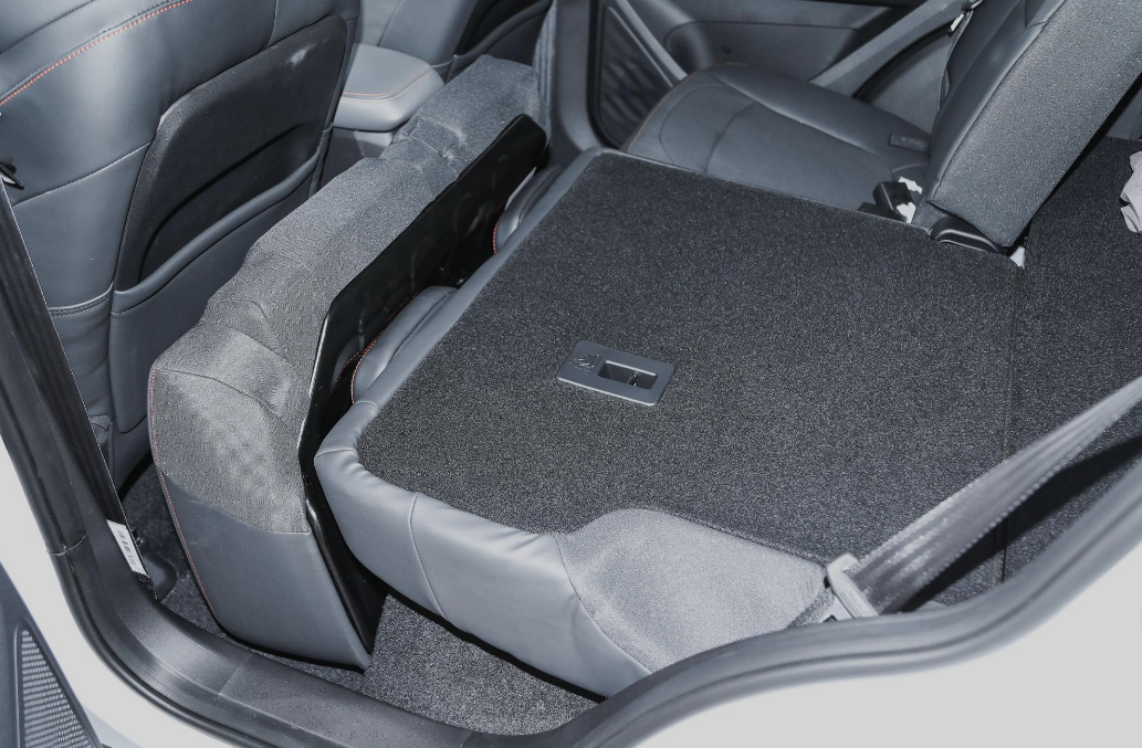 同时,可纯平放倒的后排座椅,在我看来也是宝骏rs-3的一大亮点,因为