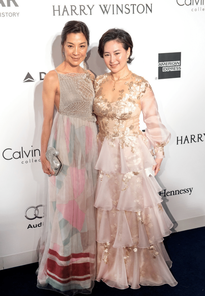 何超琼与何超仪真是姐妹情深两人并肩站着感觉都挺有气质的