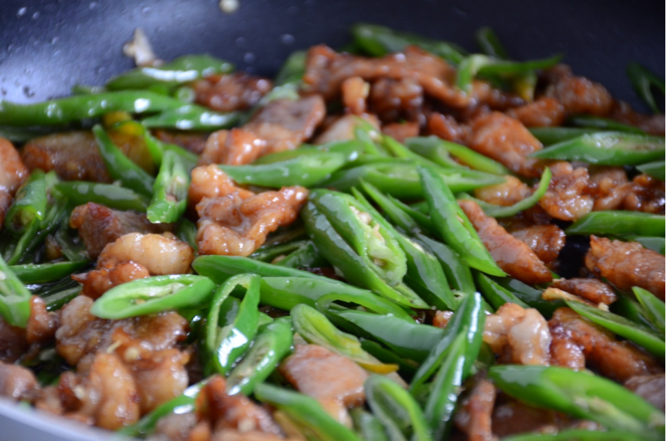 杭椒炒肉丁香辣过瘾，专治各种没有食欲的，实在是太下饭了休闲区蓝鸢梦想 - Www.slyday.coM